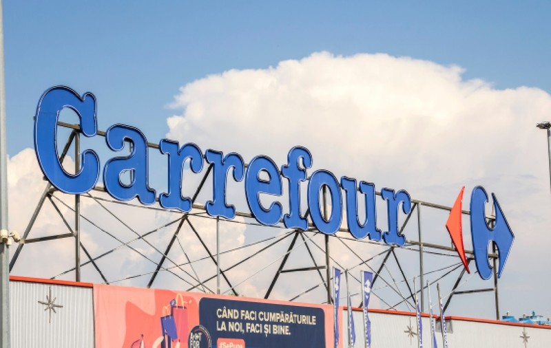 București, România – 13 iunie 2021: Logo-ul lanțului francez de magazine Carrefour, în București.