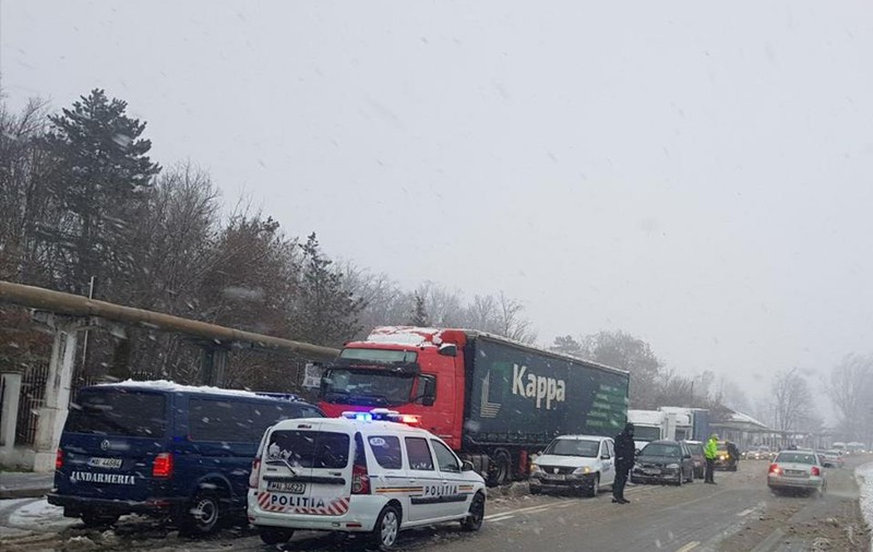 FOTO| Municipiul Tulcea este blocat complet din cauza condițiilor meteo. Jandarmii păzesc ieșirile din oraș