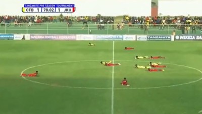 invazie-albine-teren-fotbal-tanzania