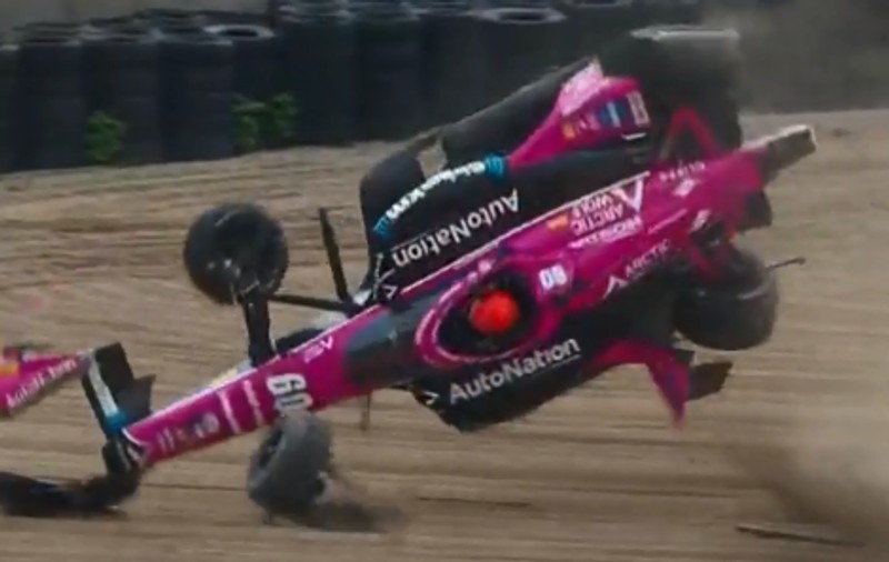 Pilotul Simon Pagenaud a scăpat miraculos, după un accident la antrenamentele IndyCar de la Lexington. I-au cedat frânele la 280 km/h
