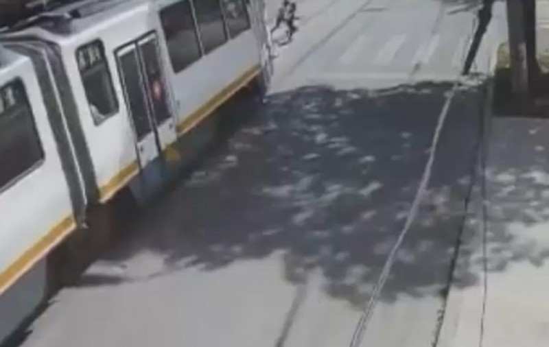 O femeie și doi copii, la un pas să fie loviți pe trecerea de pietoni de un tramvai, în București. STB a anunțat o anchetă
