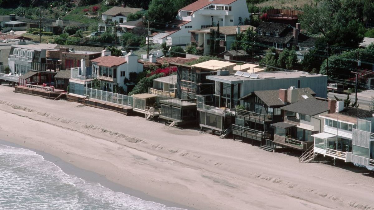 Un miliardar a luat nisip de pe plajă ca să își protejeze vila din Malibu și acum e obligat să doneze un teren de 2.000.000 de dolari pentru public. Imagine cu caracter ilustrativ. Sursă foto: Getty Images