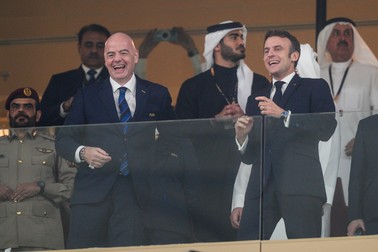Președintele FIFA Gianni Infantino alături de Emmanuel Macron. Foto: Pofimedia
