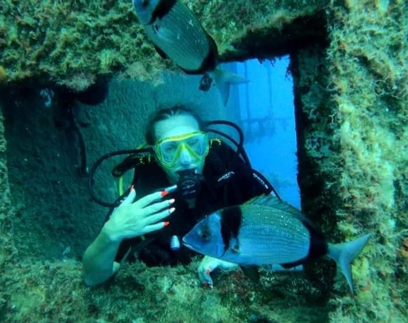 Elena Grigore, singura femeie sudor din Cipru. E pasionată de Eliade și de scufundările la mare adâncime. „Câștig și câte 20.000 de euro lunar”