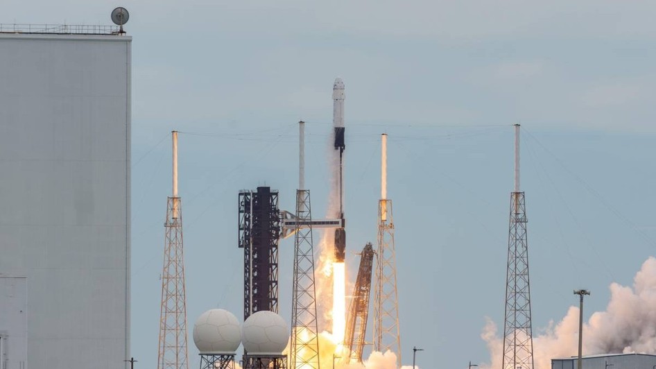 Racheta SpaceX Falcon 9 și capsula Crew Dragon, în timpul lansării misiunii NASA Crew-13 către Stația Spațială Internațională.