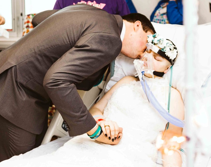 FOTO | O tânăra bolnavă de cancer a avut parte de nunta visurile ei cu trei zile înainte să moară