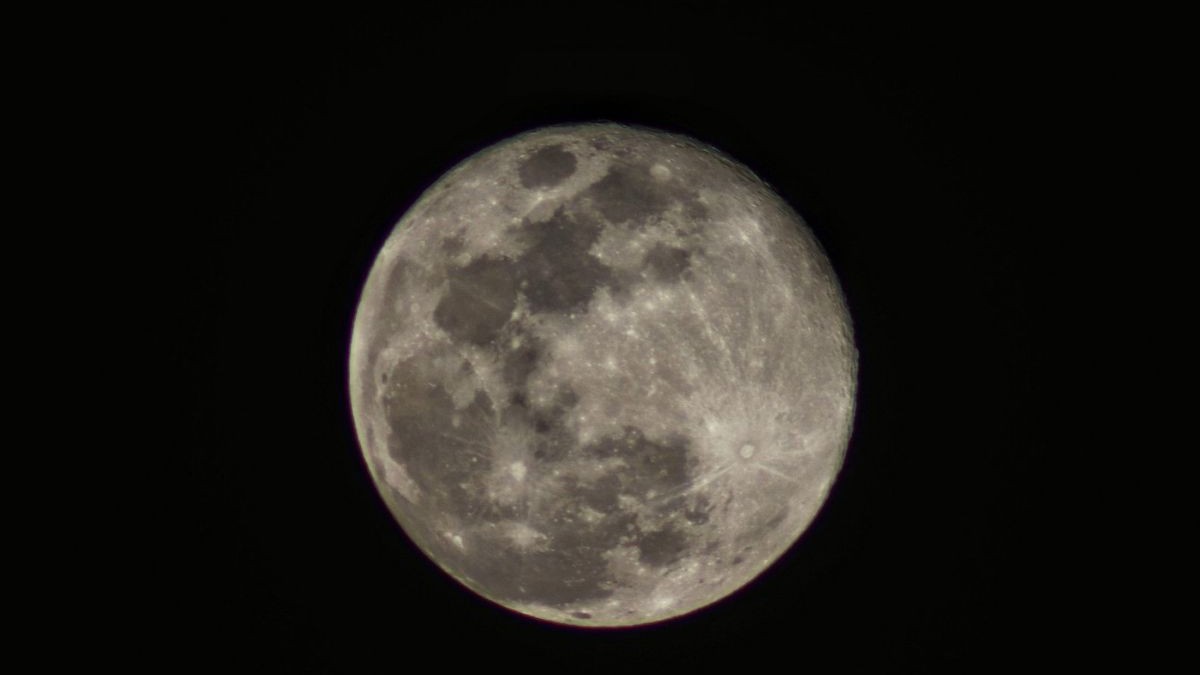 Luna pe cer, pe durata nopții