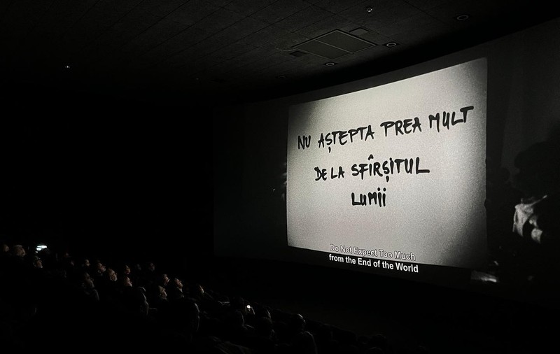 Agentul provocator Radu Jude se întoarce. „Nu aştepta prea mult de la sfârşitul lumii” e filmul de care te temi