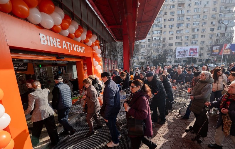 Sute de oameni la deschiderea noului magazin ATAC Super Discount din București, lansat de Auchan