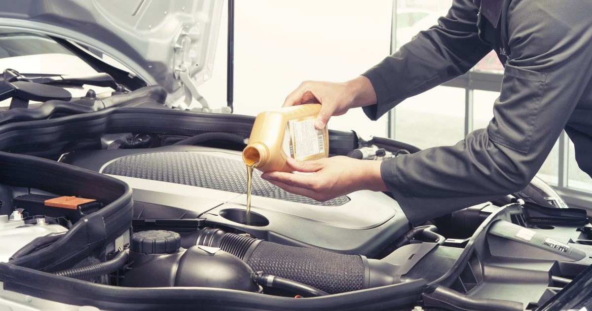 Un mecanic schimba uleiul de motor