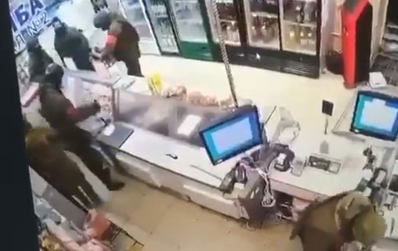VIDEO | Soldați ruși, acuzați că jefuiesc o bancă și un magazin din Ucraina. Imaginile au devenit virale