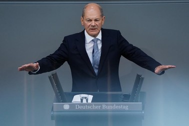 Olaf Scholz ține un discurs într-o sesiune a Parlamentului Bundestag în Berlin, 7 septembrie 2021 | Foto: EPA