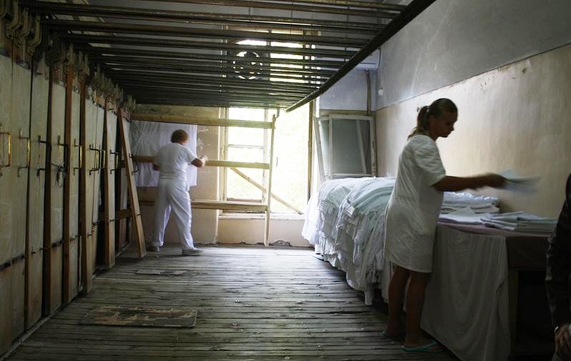 Scandalos! O infirmieră de la Spitalul Județean Vaslui a aruncat un făt la gunoi!