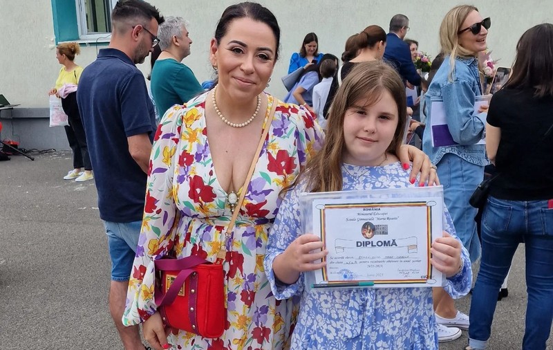Oana Roman și-a mutat fiica la o școală privată. Motivul pentru care a luat decizia: „Copiii să învețe în containere improvizate”