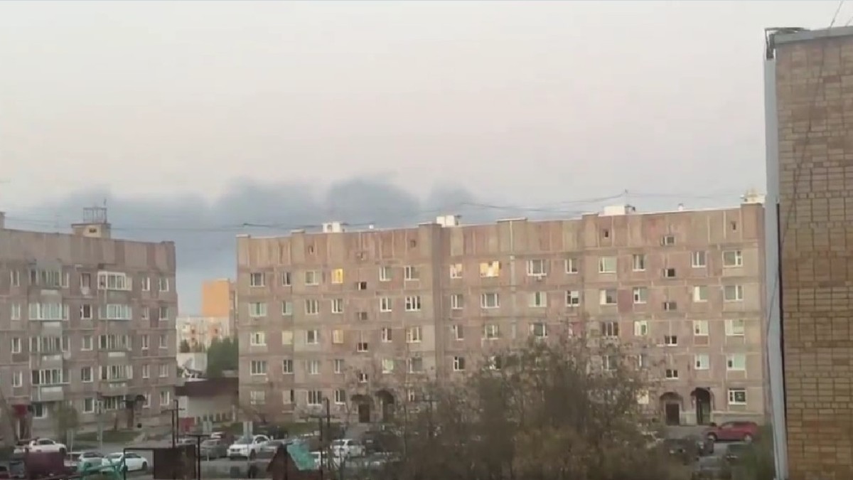 Un rezident din Novîi Urengoi a filmat de la fereastra apartamentului său incendiul izbucnit în urma doborârii dronei ucrainene Sursa foto: captură exilenova_plus via X/ @front ukrainian