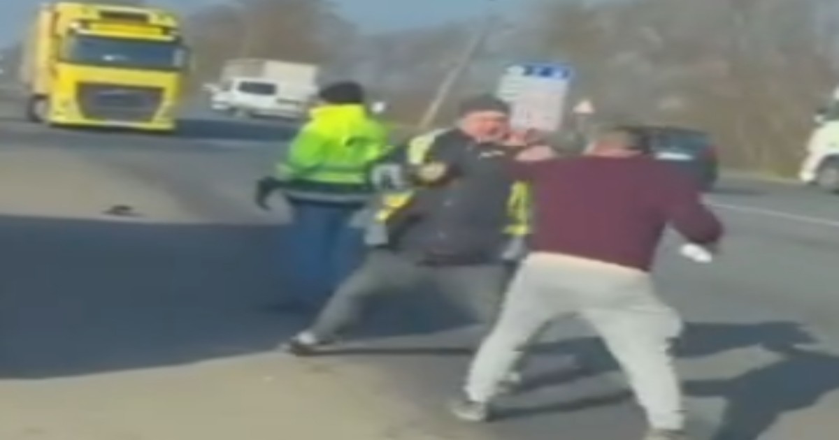 doi bărbați se iau la bătaie