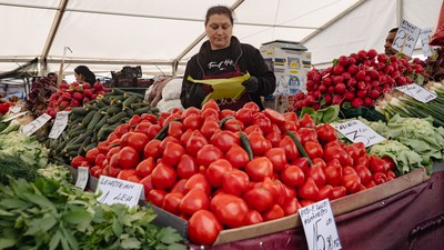 Cât costă să faci o salată de vară cu roșii românești și castraveți din piața Amzei, Obor sau Rahova