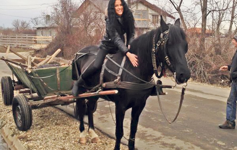 Daniela Crudu călăreşte tot ce prinde!