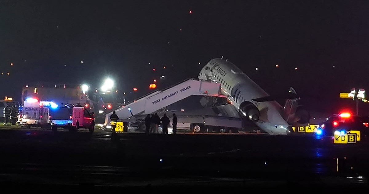 Incident pe pista unui aeroport. Utilaje de intervenție au sosit lângă avion.