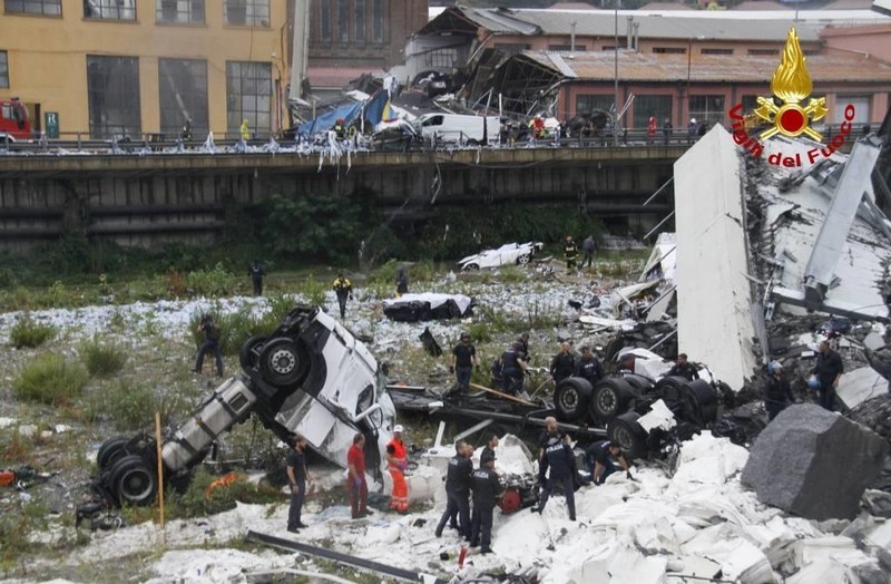 Din cabina răsturnată a acestui camion a fost scos șoferul român care a murit apoi la spital, după 3 zile de la accident. Foto: Profimedia Images