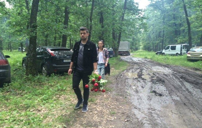 BĂTAIE DE JOC! Petrecăreții au distrus bujorii dintr-o zonă protejată