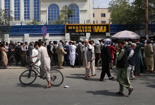 Coadă la un bancomat din Kabul | Foto: Profimedia