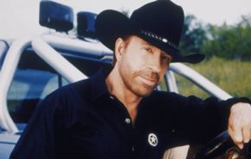 Chuck Norris s-a apucat de scris!