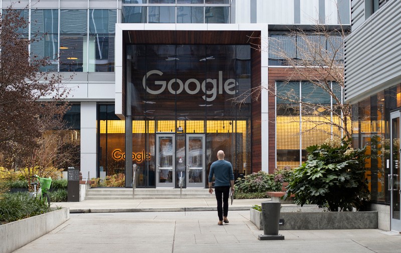 Angajații Google se revoltă pentru că directorul general vrea să dea voie Pentagonului să folosească AI pentru arme