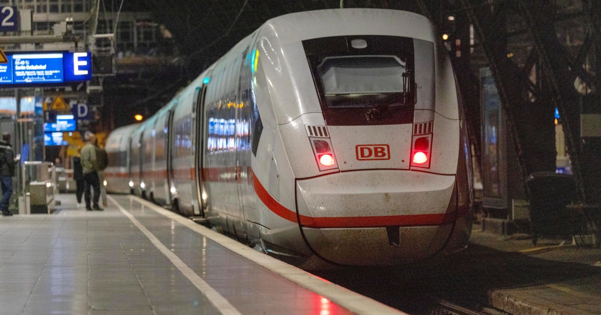 Tren in gara din Cologne, Germania