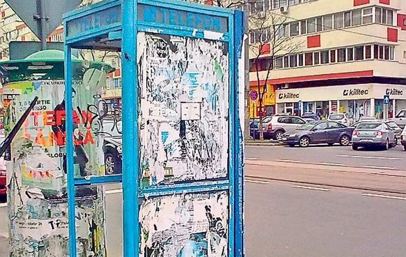 Oare cine mai are nevoie de mizeriile astea? Romtelecom a uitat în Bucureşti zeci de cabine telefonice insalubre