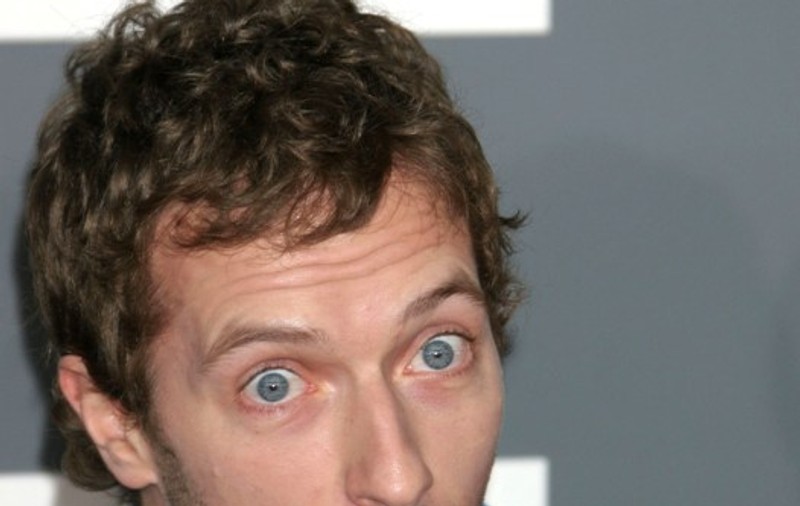 Chris Martin, solistul trupei Coldplay, suferă de sindromul tinnitus. Vezi ce i-a provocat boala!