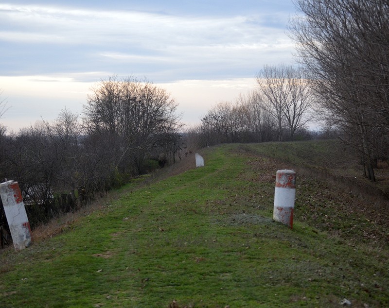 Nămoloasa, singurul sat rupt de județul lui, și filozofia lui nea Costică, bătrânul care locuiește unde se termină drumul. ”Și lumea, tată”