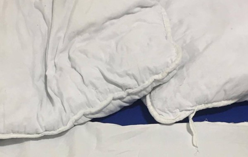 Saltele deteriorate, lenjerii rupte, praf și mizerie peste tot. Acestea sunt condițiile în care sunt ținuți copiii la Spitalul Județean Constanța