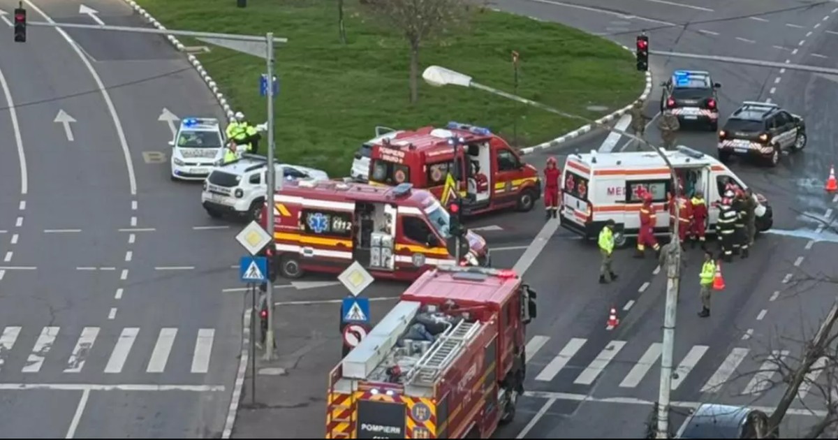 Mai multe ambulanțe și o mașină de pompieri intervin la locul unui accident în care a fost implicată și o salvare MApN, București, 26 noiembrie 2025