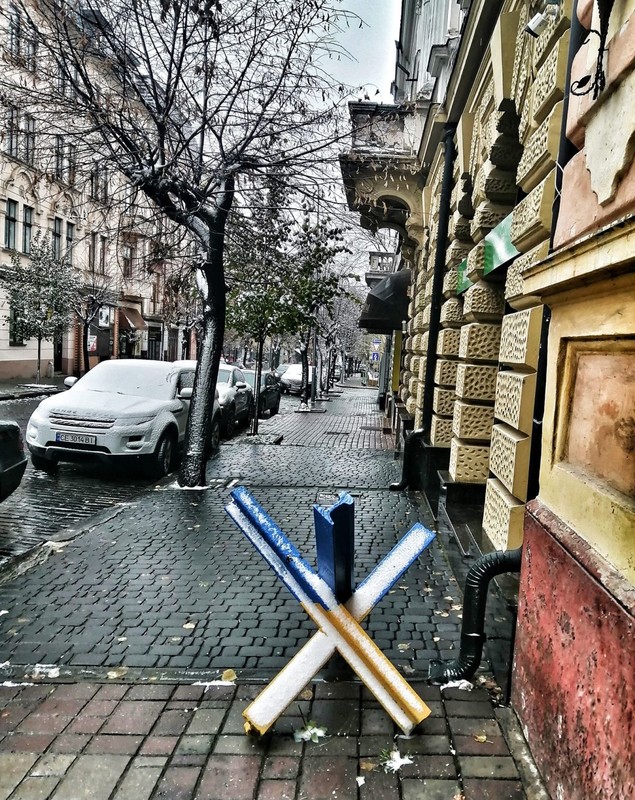 Ilustrată din Cernăuți, orașul meu, unde doar copiii se mai bucură sincer de prima zăpadă