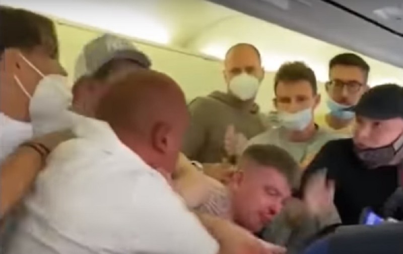 VIDEO |  Bătaie într-un avion cu destinația Ibiza, după ce doi pasageri beți au refuzat să poarte măști de protecție