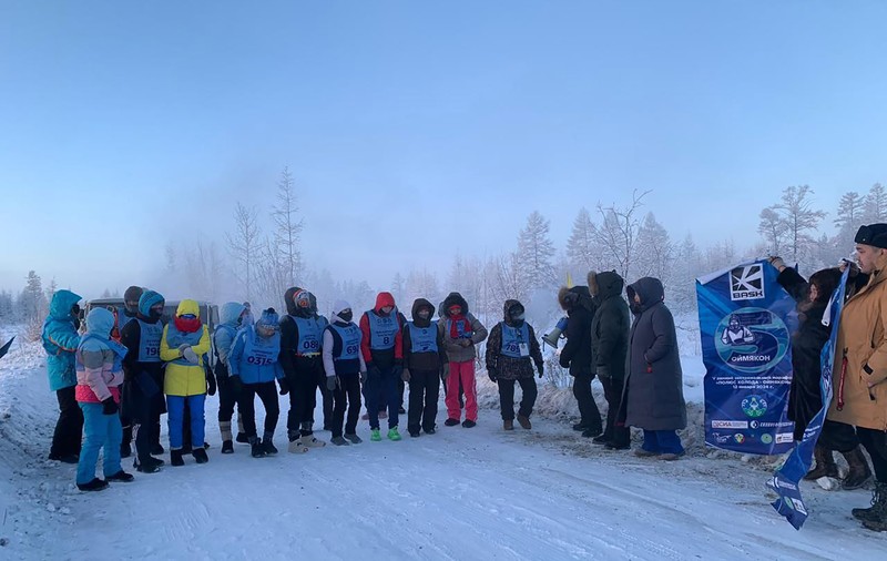 Zeci de ruși „viguroși" au alergat la minus 52 de grade Celsius, în maratonul siberian desfășurat la „Polul Nord al Gerului" | VIDEO
