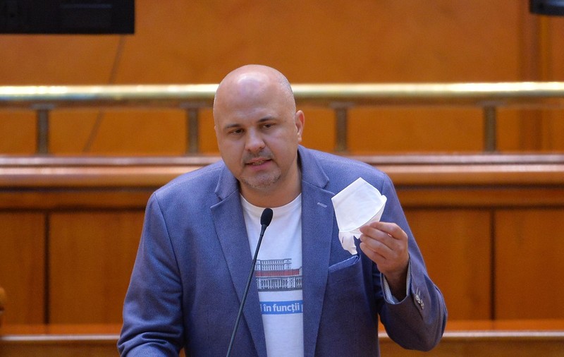 VIDEO | Întâlnire electorală USR sabotată de Noua Dreaptă, la Cluj. “Vă dă Boc 7-0 în prima repriză”