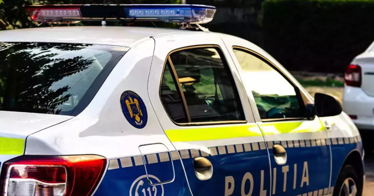 masina de politie colantata cu galben si albastru