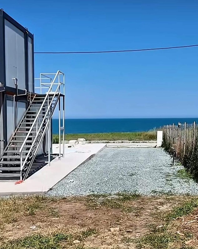 Imagini cu noua căsuță de la mare a lui Puya. Artistul deține mai multe proprietăți în țară