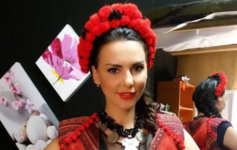 Lavinia Pîrva, creață și roșcată. Are o claie de păr