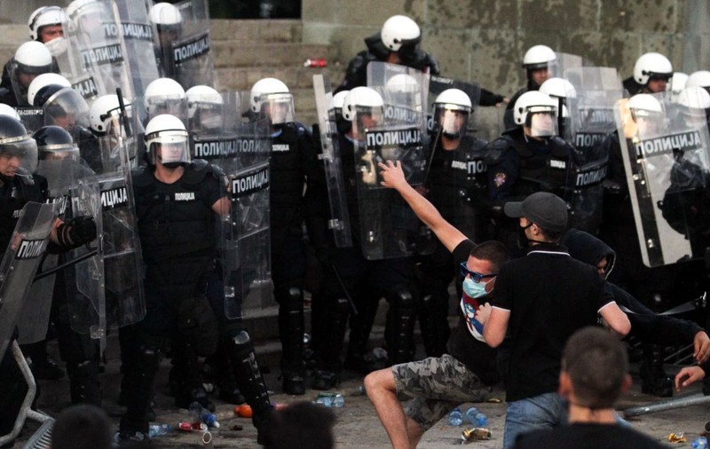 O nouă seară de proteste violente la Belgrad față de președintele sârb și strategia sa anti-Covid, într-un moment de creștere a epidemiei