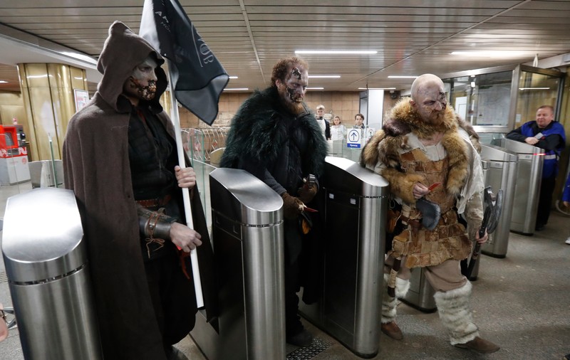 FOTO & VIDEO | Umblătorii Albi din Game of Thrones au luat cu asalt metroul din Moscova
