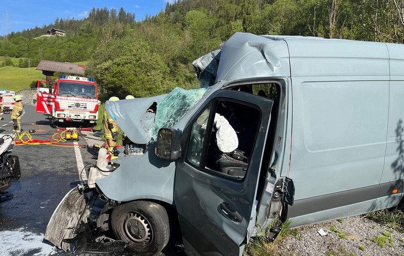 Imagini teribile de la accidentul în care pasagerii din două dube au murit, în Austria. Unul era român și avea doar 19 ani