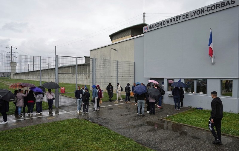 Deținutul ascuns în valiză la evadarea dintr-o închisoare din Lyon, capturat de poliția franceză