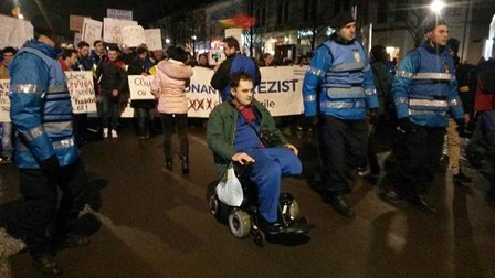 Un bărbat țintuit într-un scaun cu rotile a protestat la Cluj sursă foto: stiridecluj.ro