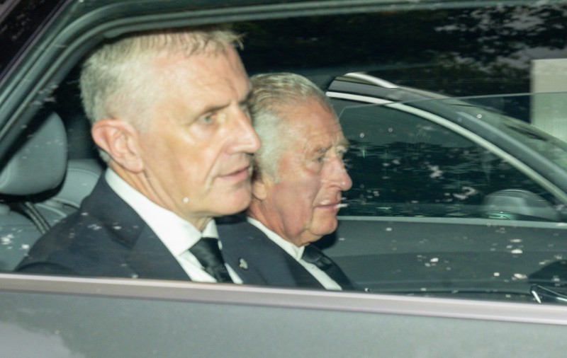 Prima imagine cu noul rege. Charles al III-lea, surprins de fotografi când pleacă de la Balmoral