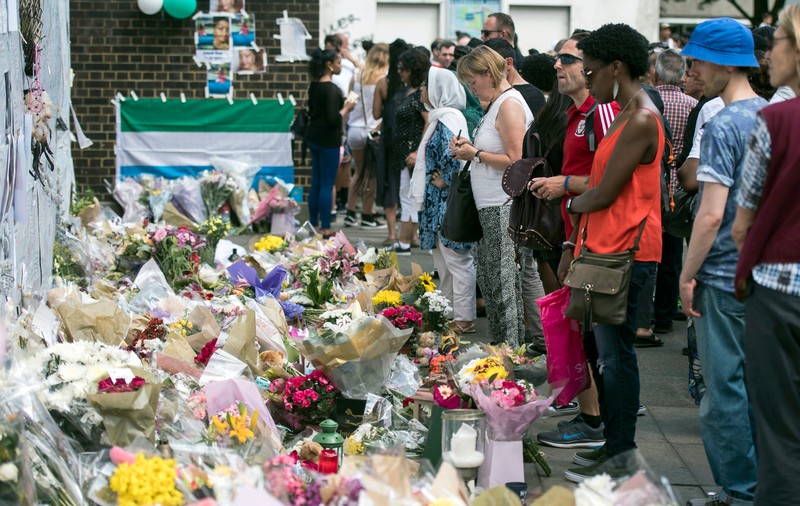 Moment de reculegere în Marea Britanie, în memoria victimelor de la Grenfell Tower. Imagini noi din interiorul clădirii