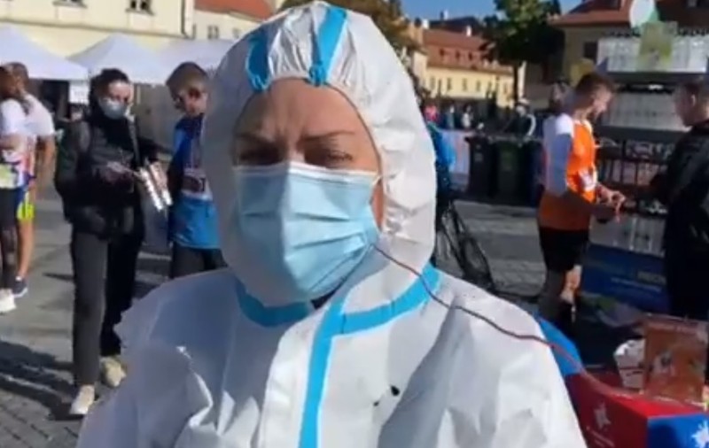 Medic român din Suedia, în combinezon anti-COVID la maratonul Sibiului. "Mesajul meu îl ştiţi foarte bine: vaccinaţi-vă!"
