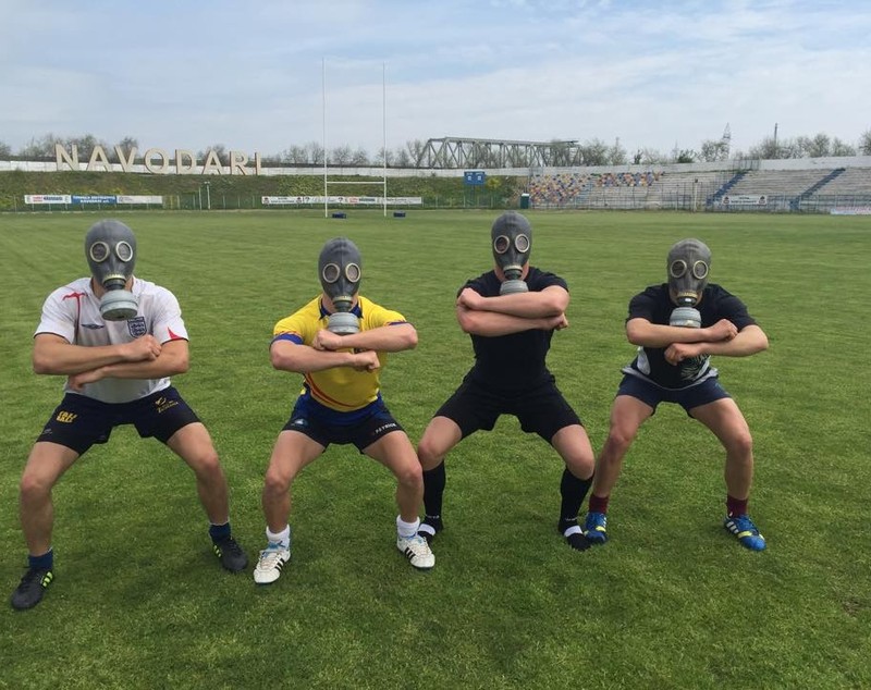 Rugbyștii unei echipe din România, în teren cu masca de gaze pe figură!